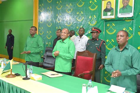 MAKAMU MWENYEKITI WA CCM ZANZIBAR RAIS DKT HUSSEIN MWINYI AONGOZA KIKAO