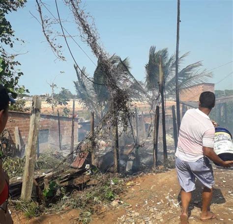 V Deo Casa Fica Completamente Destru Da Ap S Inc Ndio Em Vila Velha