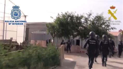 Ndiqen shqiptarët si në filma Policia spanjolle arreston dy