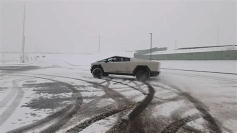 D Couvrez La Vid O Du Tesla Cybertruck En Pleine Action Sous La Neige