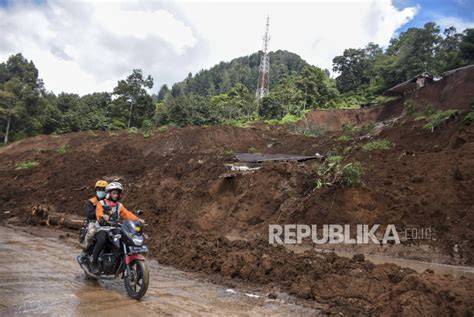 Foto Udara Longsor Di Jalan Raya Cipanas Cianjur Cugenang Republika