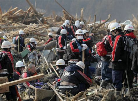 行方不明者の捜索活動をする消防団員（岩：東日本大震災 消防の活動 写真特集：時事ドットコム