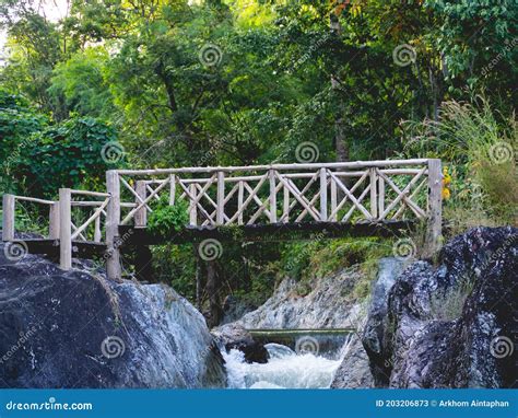 Cascadas Y Puentes Sobre El Agua Imagen De Archivo Imagen De Relaje