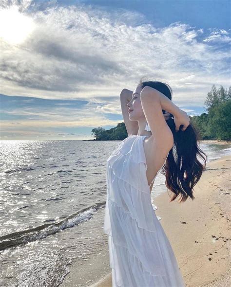 Hot girl người đẹp Việt mặc váy lụa thay bikini đi tắm biển có lạc quẻ