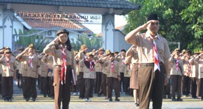 SDN Ungaran 1 Yogyakarta Memilih Dan Memilah Sampah Berdasarkan Warna