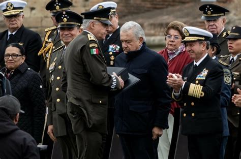 AMLO Entrega Presea Bicentenario Del Heroico Colegio Militar