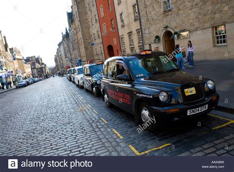 Edinburgh City Centre Black Cab Taxis Waiting For Fare At Hotel Stock