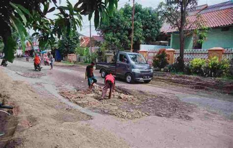 Secara Swadaya Warga Perbaiki Jalan Provinsi Yang Rusak Parah Wartakini