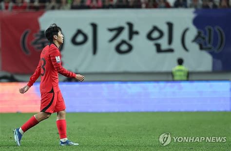 This South Korean Soccer Player Is So Popular Among Female Fans His ...