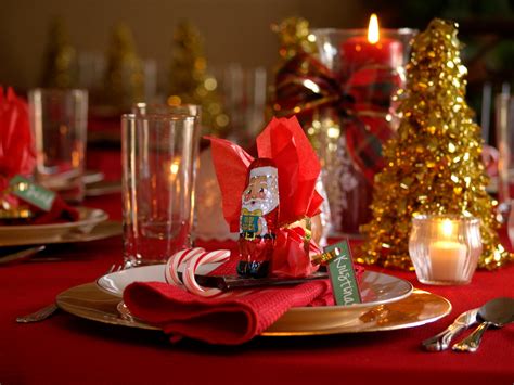 So Wonderfully Complex: Christmas Dinner Place Settings