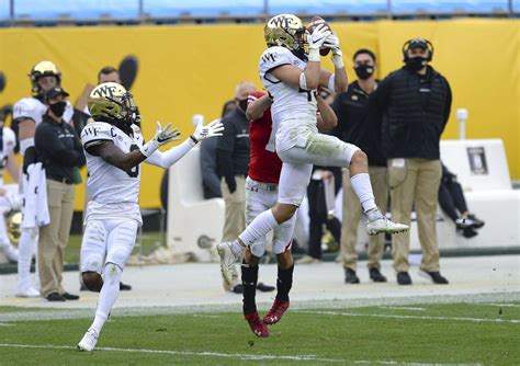 Ball drop: Wisconsin wins Duke’s Mayo Bowl, breaks trophy – Duke's Mayo