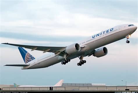 United Pide 4 Boeing 777 300ER Y 24 737 MAX Aeronauticapy