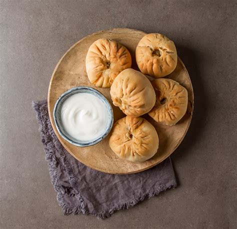 Drożdżowe Bułeczki z Farszem Mięsnym Delikatny i soczysty farsz w