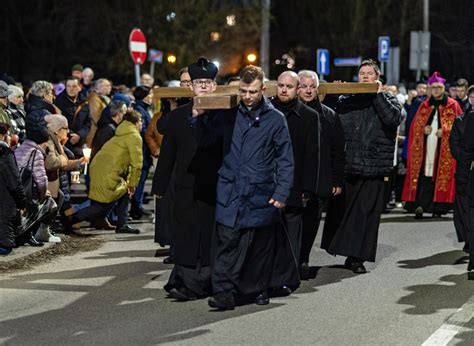 Wierni Przeszli Przez Elbl G W Drodze Krzy Owej Zdj Cie Nr