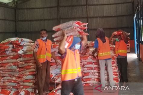 Persediaan Beras Bulog Lhokseumawe Capai 32 Ribu Ton ANTARA News