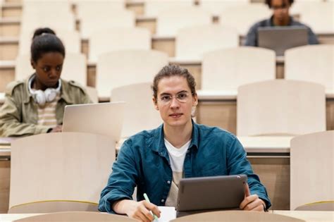 Jeunes étudiants Fréquentant Une Classe Universitaire Photo Gratuite