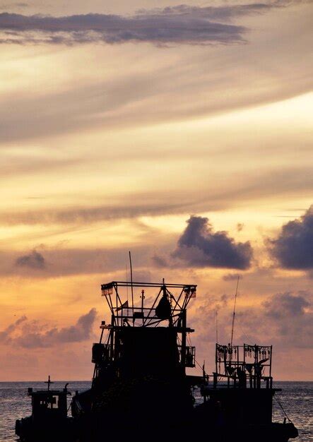 Silhueta De Um Navio No Mar Contra O C U Durante O P R Do Sol Foto