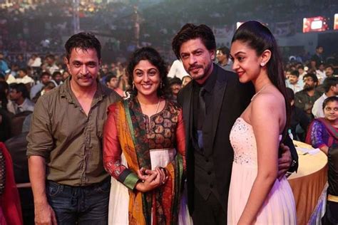 Arjun Family With SRK at Vijay Awards | Veethi