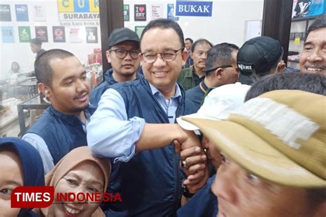 Anies Baswedan Susuri Jalan Tunjungan Warga Rebutan Foto Sampai Cium