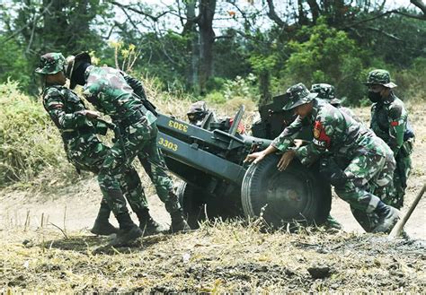 Personel Yonarmed 11 Kostrad Berlatih Menembak Meriam Di Puslatpur