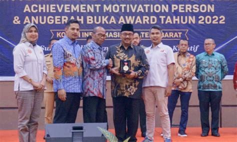 Bupati Benny Utama Raih Anugerah Tokoh Keterbukaan Informasi Publik