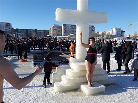 Черкащани святкують Водохреща купанням у крижаній воді (Фото) - "ДЗВІН"