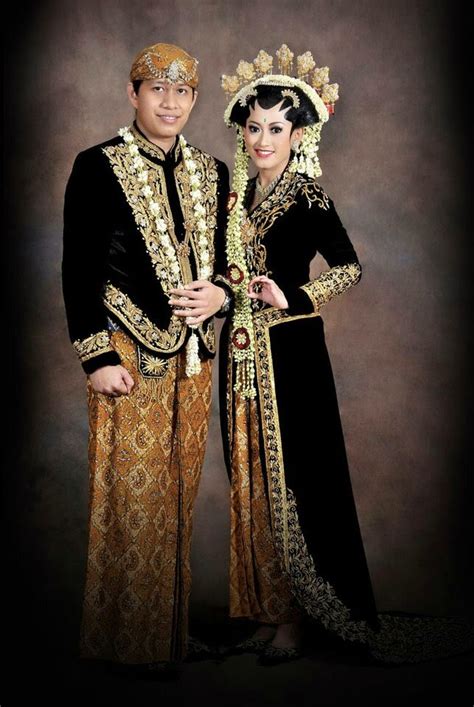 Astrid Putrinda Kebaya Pengantin Beludru Adat Jawa