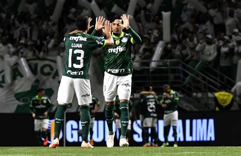 Gómez e Luan retomam dupla no Palmeiras após balançarem propostas