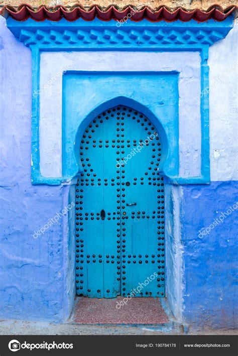 Vieja Puerta Azul En La Calle En Chefchaouen Foto De Stock