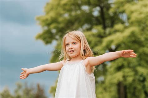 Outdoorsportrait Des Gl Cklichen J Hrigen Kleinen M Dchens Stockfoto