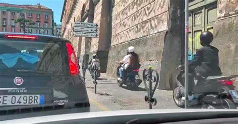 Napoli Marciapiede Utilizzato Come Corsia Preferenziale Da Scooter E