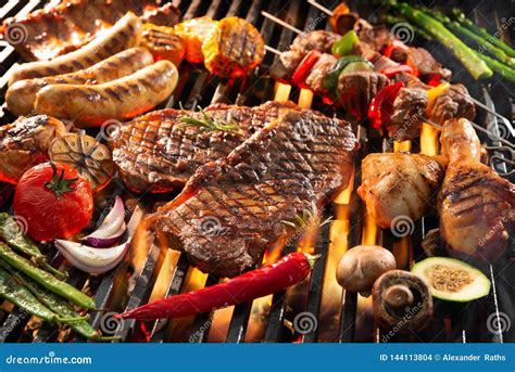 Carne Asada A La Parrilla Deliciosa Con Las Verduras Que Chisporrotean