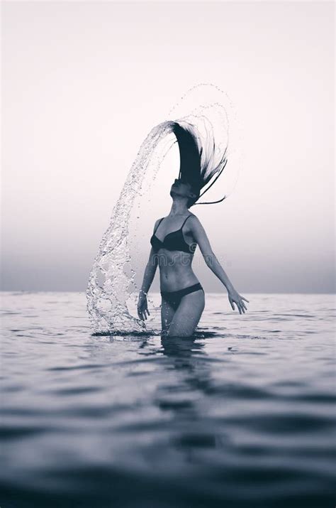 Mujer En Pelo Que Agita Del Agua Imagen De Archivo Imagen De Relaje