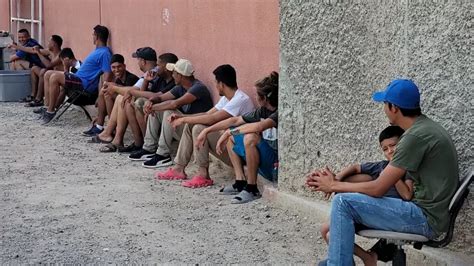 Migrantes en frontera sur de México buscan apresurar trámites previo a