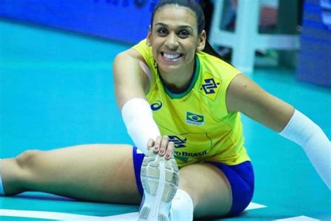 Ex jogadora da Seleção de Vôlei Paula Borgo morre aos 29 anos