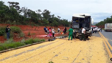 Acidente ônibus deixa motorista e passageiros feridos na BR 365 em