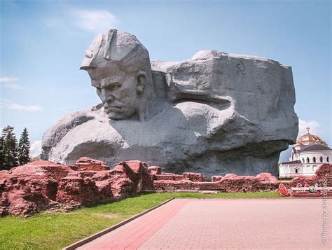 Знаменитая скульптура "Мужество" в Брестской крепости. Непростая ...