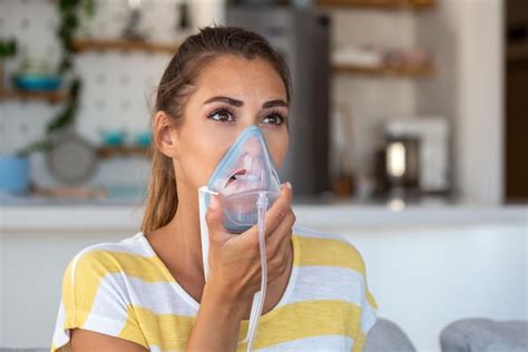 Mujer enferma que hace la medicina de inhalación es la mejor medicina