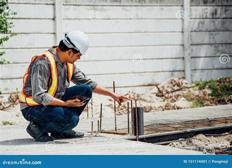 Ingeniero De Construcci N Del Hombre En El Emplazamiento De La Obra