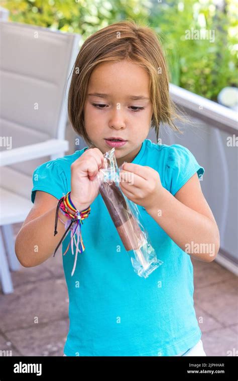 Petite Fille Qui Enl Ve Son Tee Shirt Banque De Photographies Et D