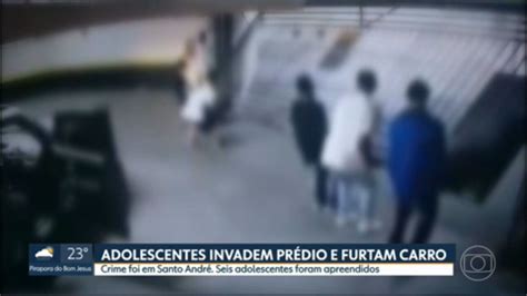 V Deo Adolescentes Arrombam Port O De Condom Nio E Furtam Carro Em