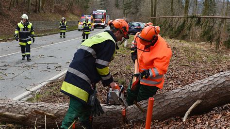 Sturm Bianca Trifft Region Holzkirchen Feuerwehr Im Dauereinsatz