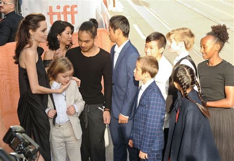 Photo Angelina Jolie Et Ses Enfants Vivienne Knox Shiloh Zahara