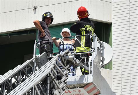 Inferno Di Fuoco E Fumo Anziane E Bimbi Intossicati Evacuate