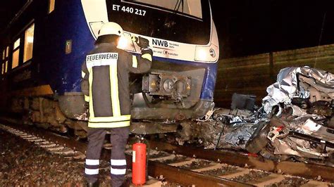 Ganderkesee Zug Rammt Leeres Auto Auf Bahn Bergang