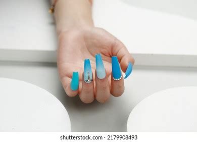 Im Genes De Una Manicura Larga Y Hermosa Con Flores En Los Dedos