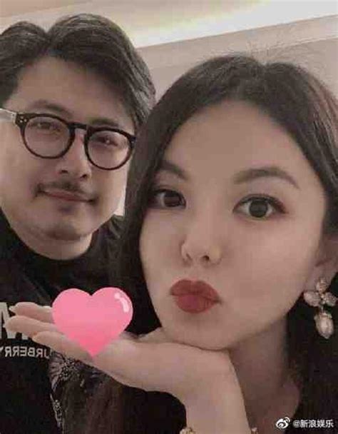 李湘与王岳伦离婚风波后首现身 与神秘男子同乘车出行新浪图片