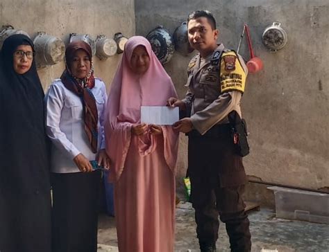 Ringankan Beban Korban Angin Kencang Bhabinkamtibmas Polres Sidrap