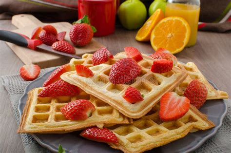 Waffles Caseiros Xarope E Morangos De Bordo Foto De Stock Imagem