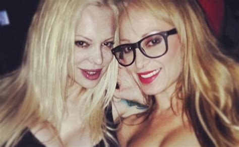 Sabrina Sabrok E Ivonne Soto ¿romance Bajo Las Sábanas